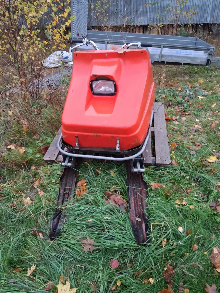 Äldre snöskoter typ OCKELBO 300 – bild 1